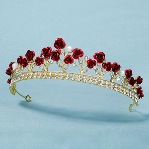 Detailansicht eines Braut-Diadems mit roten Rosen, weißen Perlen und funkelnden Kristallen
