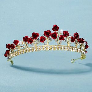 Detailansicht der Brautkrone mit roten Rosen, goldenem Metall, Perlen und Strass