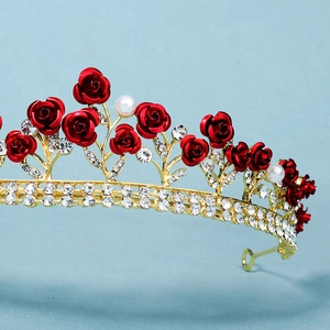 Detailansicht der goldenen Krone mit roten Rosen, weißen Zirkonia und eleganten Perlen