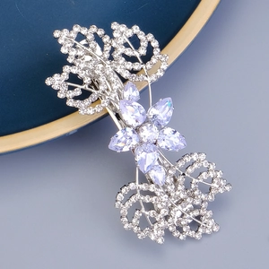 Détail de la pince à cheveux fleur en cristal lavande scintillant et feuilles de strass argent