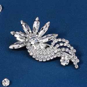 Barrette fleurie argentée avec strass marquise et cristaux brillants pour mariage