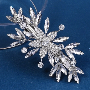 Barrette à cheveux fleurie étincelante en cristal avec base en métal argenté et strass