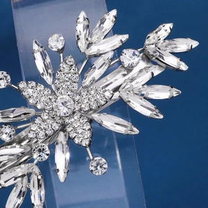 Détail macro de la pince à cheveux fleur en cristal argenté avec strass brillants
