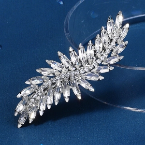 Détail d'une pince à cheveux de mariée avec des fleurs de zircon argentées étincelantes