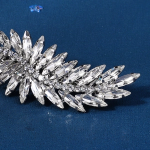 Vue macro d'une pince à cheveux plume argentée avec des oxydes de zirconium scintillants