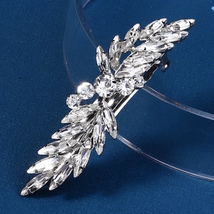 Gros plan détaillé d'une pince à cheveux feuille argentée avec strass marquise et ronds
