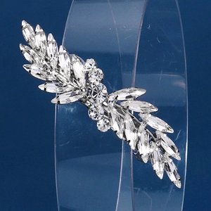 Détail d'une pince à cheveux de mariée en cristal argenté avec motif de feuilles en zircone