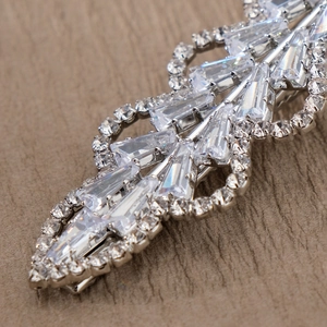 Elegant leaf-shaped hair clip with sparkling rhinestones and cubic zirconia in silver