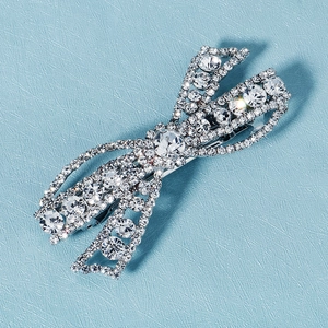 Vue détaillée d'une barrette à cheveux nœud argentée avec strass brillants incrustés