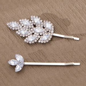 Détails des barrettes argentées avec motifs de feuilles et fleurs en zircon cubique