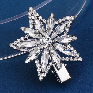 Barrette à cheveux flocon élégante avec strass brillants sur fond bleu texturé
