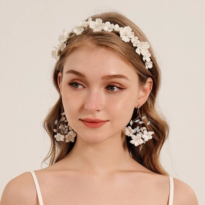 Serre-tête de Mariée Fait Main avec Fleurs en Céramique Blanches Élégant Accessoire Cheveux pour Mariage et Banquet Femme