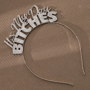 Détail du serre-tête argenté Birthday BITCHES serti de strass blancs brillants