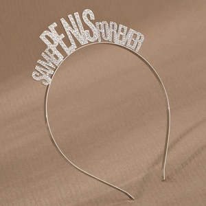 Détail du serre-tête en alliage argenté avec lettres en strass Sweet Sins Forever