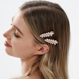 Vue détaillée de pinces à cheveux élégantes en zircon en forme de feuille avec cristaux