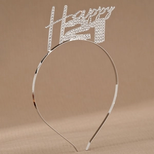 Détail du serre-tête Happy 21 en argent avec strass brillants pour les fêtes d'anniversaire