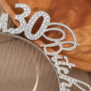 Vue détaillée du serre-tête argenté 30 and Fabulous avec des strass étincelants