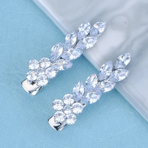 Gros plan de barrettes à cheveux en zircon avec motif floral sur fond de marbre