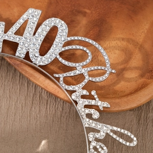 Détail du diadème argenté du 40ème anniversaire avec cristaux et strass brillants