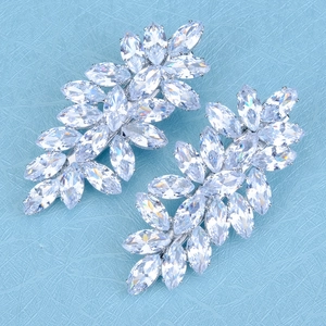 Détail macro de pinces à cheveux en forme de feuille avec zircons marquise argentés