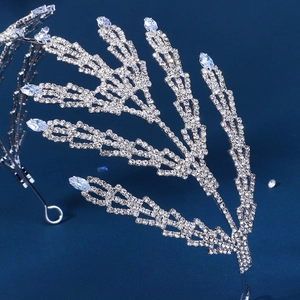 Gros plan détaillé du serre-tête de mariée de luxe avec feuilles de zircon étincelantes