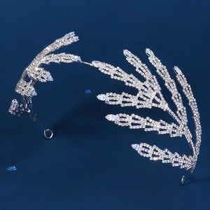 Détail de couronne de mariée avec feuilles argentées et cristaux marquise scintillants