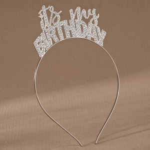 Vue détaillée du serre-tête argenté avec l'inscription It's My Birthday en strass brillants