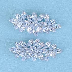 Détail de barrettes en zircon étincelant avec cristaux taille marquise sur monture argent