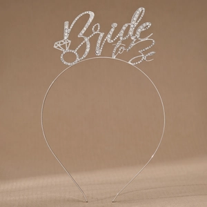 Vue détaillée du serre-tête argenté Bride To Be orné de strass pour fête de mariage