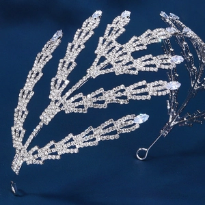 Détail du serre-tête de mariée argenté avec cristaux blancs étincelants et strass brillants