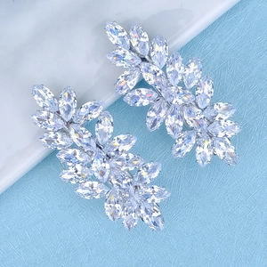 Vue macro détaillée de barrettes à cheveux en forme de feuille avec cristaux de zircone