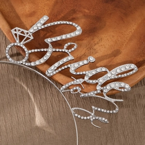 Détail des lettres Bride argentées et de la breloque bague en diamant sur le serre-tête