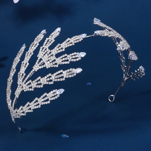 Vue détaillée d'un diadème de mariée en argent avec motifs de feuilles et strass brillants