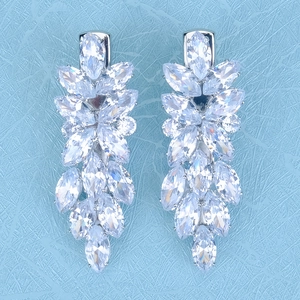 Vue macro de boucles d'oreilles argentées avec zircons marquise en cascade florale