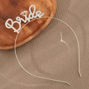 Serre-tête mariée argenté avec strass pour mariages sur un support en bois