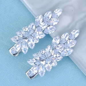 Gros plan sur des pinces à cheveux feuilles en argent avec zircons marquises étincelants