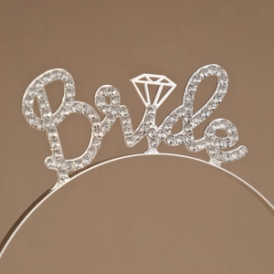 Détail du serre-tête mariée argenté avec strass brillants et motif de diamant chic