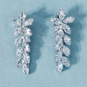 Détail macro d'une barrette à cheveux en zircon argenté en forme de feuilles pour filles