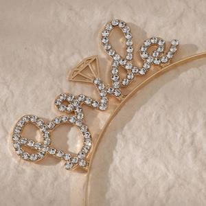 Vue macro du diadème BRIDE doré serti de strass avec détail en forme de bague
