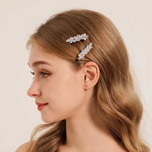 Barrettes à cheveux en zircon étincelant portées par un mannequin au style élégant