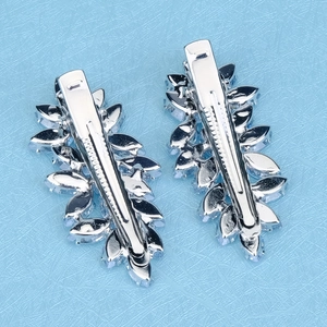 Paire de pinces à cheveux bec de canard en argent serties de zircons bleu clair