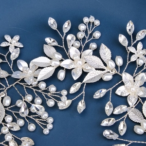 Vigne de cheveux de mariée avec perles, cristaux étincelants et feuilles en métal argenté