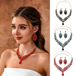 Detailansicht eines Brautschmuck-Sets mit großen birnenförmigen Rubinen und Goldkristallen