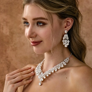 Detailansicht des luxuriösen Brautschmuck-Sets mit V-Halskette und Cluster-Ohrringen