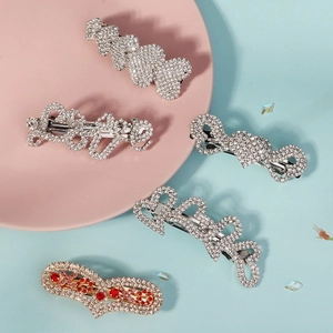 Gros plan de barrettes à cheveux en strass avec cœur et lettres Love sur plateau