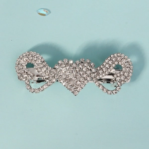 Détail de la barrette à cheveux cœur en strass avec symbole de l'infini argenté