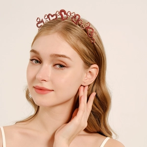 Serre-tête doré élégant orné de cœurs en strass rouges pour la Saint-Valentin et fêtes