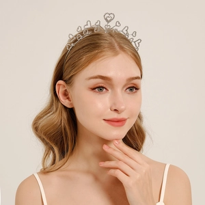 Serre-tête élégant en forme de cœur argenté avec strass brillants pour fête et mariage