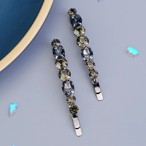 Détail de deux barrettes à cheveux étincelantes avec cristaux gris sur base métal