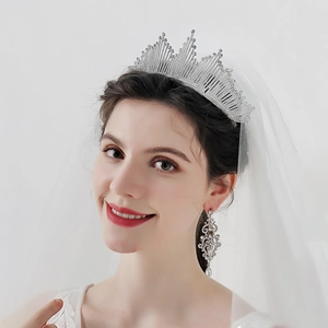 Lujoso set de tiara y pendientes de novia con cristales plateados para bodas